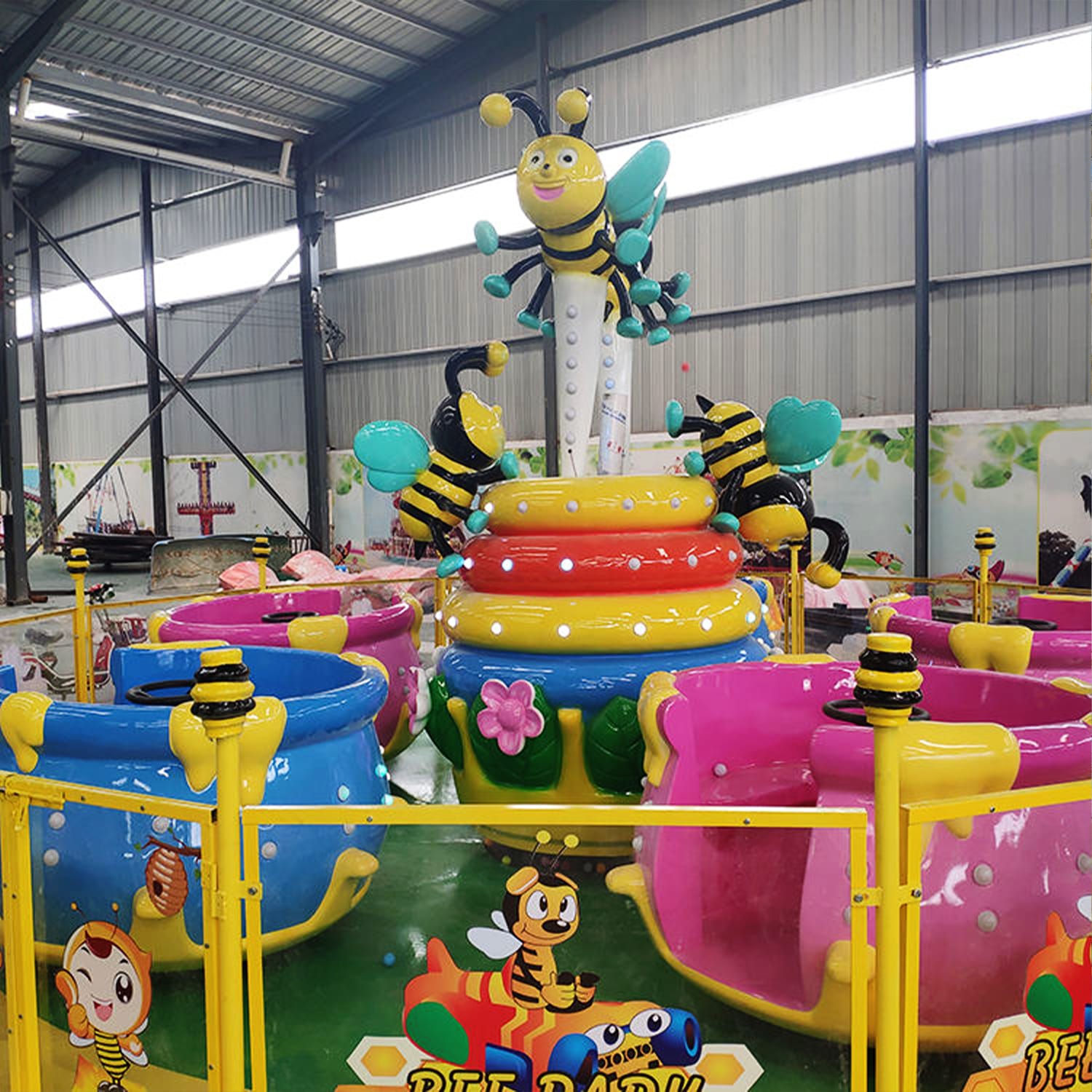 Flying Turntable main view - amusement park rotating ride with passengers