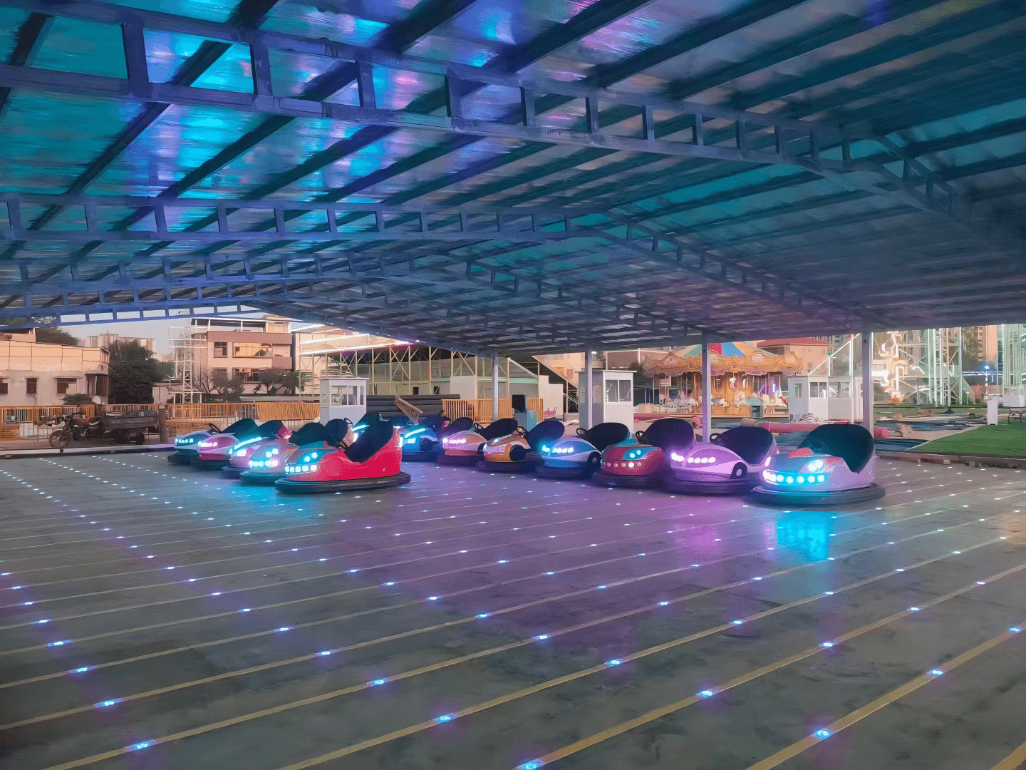 Ground grid bumper cars with floor power grid