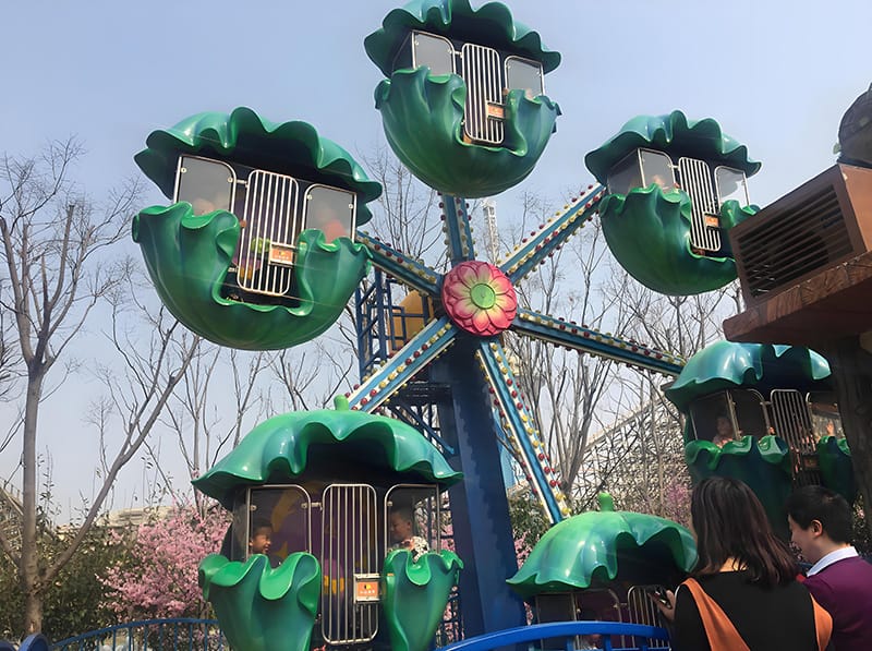小型双轮摩天轮,水果造型座舱,绿色和橙色搭配
