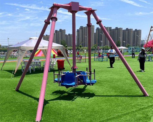 Non-powered Small Pendulum - A swinging pendulum play structure